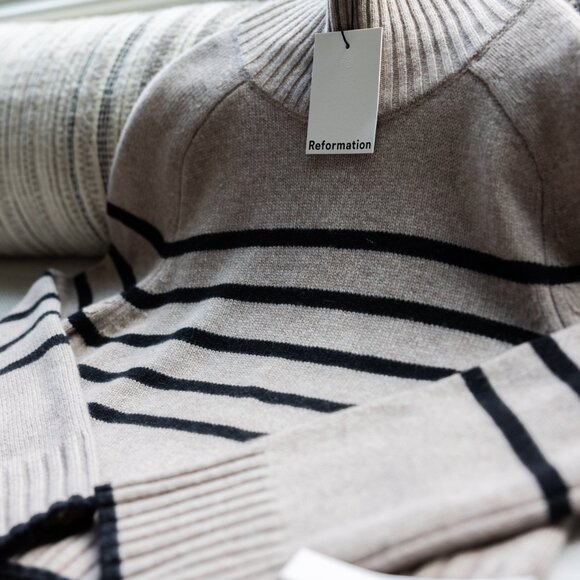 Reformation Brooke Cashmere Cropped Turtleneck - Picture 6 of 10